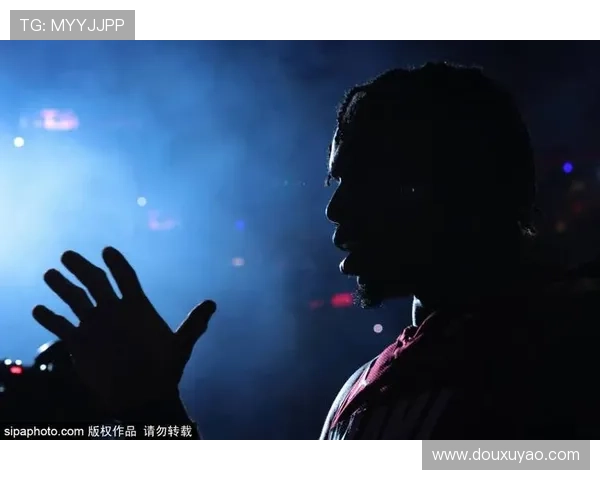 媒体楷模沙姆斯全明星低头看手机